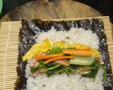 Foto langkah ke 4 dari resep Gimbap isian tahu kornet.