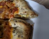 Foto del paso 8 de la receta: Pizza con bordes de queso y masa de semillas