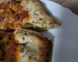 Foto del paso 8 de la receta: Pizza con bordes de queso y masa de semillas