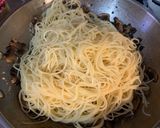 Foto langkah ke 5 dari resep Mushrooms Pasta.