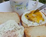 A picture of step 3 of Half Fry Egg Bun 😍😍.