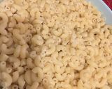 Foto langkah ke 1 dari resep Simple Macaroni Cheese.