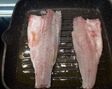 Foto del paso 2 de la receta: Lubina a la plancha con patatas 🍽🐟