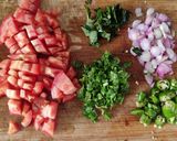 பீர்க்கங்காய், சாம்பார் வெங்காய சட்னி (Ridge gourd, sambar onion chutney recipe in tamil) ரெசிபி ஸ்டேப் 2 புகைப்படம்