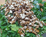 Foto del paso 2 de la receta: Chuleta gratinada a caballo y apio, perejil, nueces y uvas