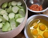 รูปขั้นตอนการทำที่ 1 ของ บวบผัดใส่ไข่