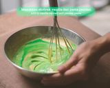 Foto langkah ke 4 dari resep Bolu Pandan Menul-menul.