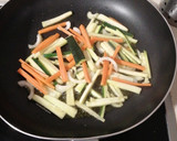 Foto del paso 1 de la receta: Fideos chinos con solomillo, verduras y soja