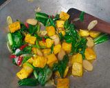 Foto langkah ke 3 dari resep Tumis tahu sawi hijau.