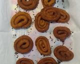 गहू ज्वारी पीठाच्या टोमॅटो चकल्या (tomato chakali recipe in marathi) रेसिपी स्टेप 5 फोटो 