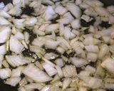 Foto del paso 4 de la receta: Coca de solomillo y cebolla
