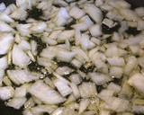 Foto del paso 4 de la receta: Coca de solomillo y cebolla