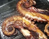 Foto del passaggio 4 della ricetta Polpo alla griglia con crema di ceci