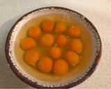 Foto del paso 2 de la receta: Huevos revueltos con ciboulette y perejil