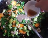 Foto langkah ke 7 dari resep Sapo Tahu Jamur Daun Kelor.