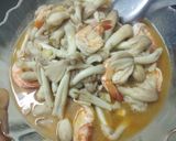 รูปขั้นตอนการทำที่ 3 ของ เห็ดโคนน้อยผัดกุ้ง