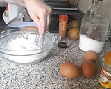 Foto del paso 3 de la receta: Cupcakes de pera relleno de bombón