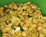 Foto langkah ke 8 dari resep Kacang Bawang Goreng Daun Jeruk.