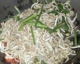 Foto langkah ke 3 dari resep Tumis Bunga Kucai Tahu Tauge.