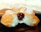 Foto langkah ke 7 dari resep Floral-Shaped Doughnuts | Donat Bunga.