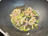 Revuelto de ajetes, espinacas y gambas