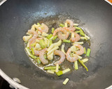 Foto del paso 1 de la receta: Revuelto de ajetes, espinacas y gambas