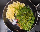 Foto langkah ke 2 dari resep Orak arik Telur daun Kucai.