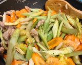 Hình bước làm 4 của món Cần tây xào gà tây 🦃