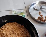 A picture of step 5 of Gond besan makana ladu.