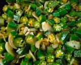 A picture of step 4 of Bhindi da pyaza.