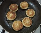 A picture of step 3 of Ragda Patties.