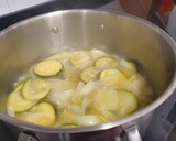 Foto del paso 3 de la receta: Crema de calabacín y cebolleta con pesto y tosta gratinada