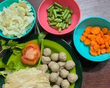 Foto langkah ke 1 dari resep Sop baso simple.