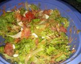 Foto del paso 8 de la receta: Ensalada de lechuga, tomate, zanahoria, cebolla y huevo duro