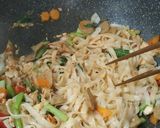 Foto langkah ke 14 dari resep Kwetiau goreng.