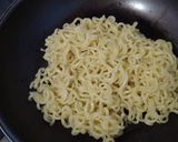Foto langkah ke 3 dari resep 44. Indomie Kari kuah Susu.