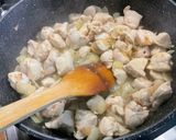 Une image de l'étape 8 de Poulet à la crème, champignons et épices.