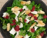 Foto del paso 3 de la receta: Ensalada de canónigos con solomillo de pollo, queso de cabra y frambuesas