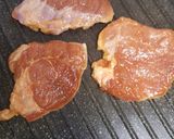 รูปขั้นตอนการทำที่ 1 ของ ยำหมูย่างกับเห็ด