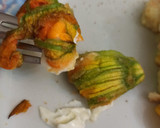 Foto del paso 6 de la receta: Flores de calabacín rellenas de queso