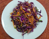 Foto del paso 2 de la receta: Ensalada de col morada con zanahoria