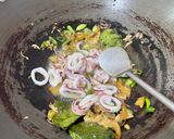 Foto langkah ke 4 dari resep Oseng Cumi Cabe Ijo.