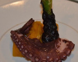 Foto del paso 6 de la receta: Pulpo asado con textura de batata y cebolletas en tempura negra