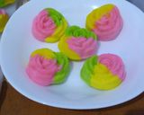 Foto langkah ke 8 dari resep Bolu mawar kukus.