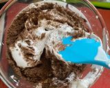 A picture of step 4 of Bread Oreo Cake.