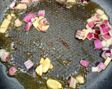 Foto del paso 2 de la receta: Arroz con pavo al ajillo