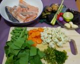 Foto langkah ke 1 dari resep Asem-asem Sop Salmon.