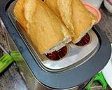 Hình bước làm 3 của món Bánh mỳ pate kẹp trứng, rau xà lách, mùi, cà chua, dưa chuột