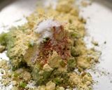 A picture of step 1 of Lauki kay koftay.