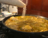 Foto del paso 10 de la receta: Arroz en paella,de pollo, ajos tiernos y habas, de la iaia Teresa